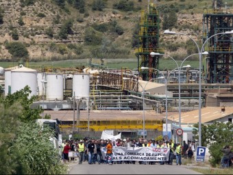 Els treballadors d'Ercros en una mobilització davant la fàbrica contra l'ERO presentat l'any 2009. JUDIT FERNÀNDEZ /ARXIU