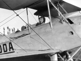 Vicenç A.Ballester en una avioneta el juliol del 1930 a l'aeròdrom del Prat. Retrat de Ballester els anys 20 RAFAEL DALMAU, EDITOR