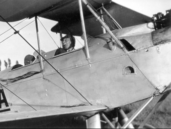 Vicenç A. Ballester en una avioneta, el juliol del 1930 a l'aeròdrom del Prat. RAFAEL DALMAU, EDITOR