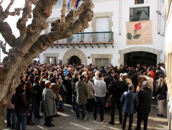 La plaça de la Vila de Sant Pol ahir almigdia durant el minut de silenci per la mort violenta d'un veí ACN/JÚLIA PÉREZ