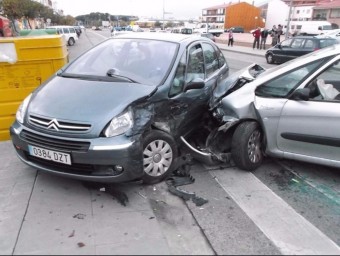 El cotxe robat que menava Gallardo el 24 de novembre, a la dreta, encastat al d'un afectat. T.S