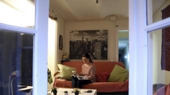 Eva, viu amb les seves dues filles en un pis a Barcelona, de Fundació Foment de l'Habitatge Social, vinculada a Càritas QUIM PUIG