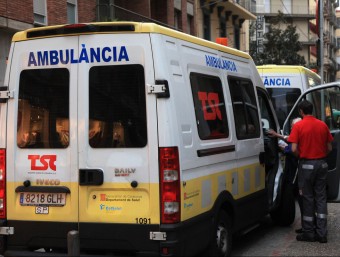 Una ambulància recollint ahir un pacient davant de la Clínica Girona. JOAN SABATER