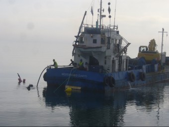 El cable es submergeix des d'un vaixell amb l'ajut d'uns bussos. L.M