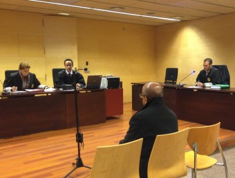 L'acusat, durant la vista, celebrada ahir a la secció tercera de l'Audiència de Girona. A la dreta, el fiscal, Víctor Pillado G. P