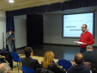 L'alcalde (a la dreta) i el segon tinent d'alcalde de Premià de Mar presentant el PAM a la ciutadania. LL. ARCAL