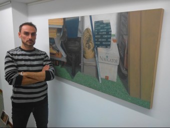 Jordi Serra, a la Fundació Valvi, amb la pintura acrílica sobre fusta, a partir de la qual ha creat el ‘mapping' X.C