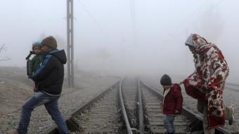 Refugiats creuen les vies del tren per poder creuar la frontera de Grècia amb Macedònia reuters