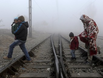 Refugiats creuen les vies del tren per poder creuar la frontera de Grècia amb Macedònia reuters