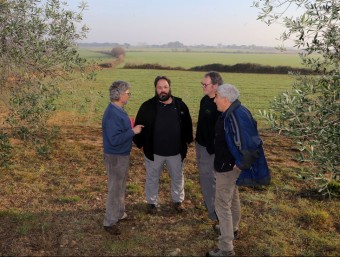 Xavier Camps , alcalde de Palau de Santa Eulàlia -segon per l'esquerra- amb veïns s de la plataforma, al lloc on es projecta la macro-granja MANEL LLADÓ