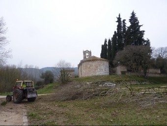 Un tractor traslladant el material que s'extreu de la Font del Rector, prop de l'església de Porqueres, ahir al matí. R. E