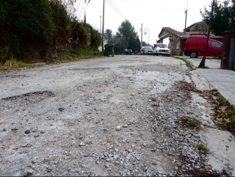 Un dels carrers de la urbanització que, com tots, té les voreres, l'enllumenat i la calçada en molt mal estat. R. E