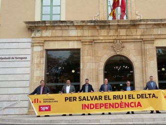 Els diputats provincials d'ERC, van mostrar la pancarta 'Per salvar el riu i el Delta, Independència' INFOCAMP