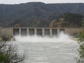 El pantà de Riba-roja d'Ebre durant un desembassament controlat per netejar el riu de macròfits. ARXIU