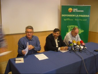 Joan Caball, al centre, acompanyat de Rafel Verdiell i Hilari Curto (a la dreta), que serà el nou coordinador d'UP a les Terres de l'Ebre. L.M