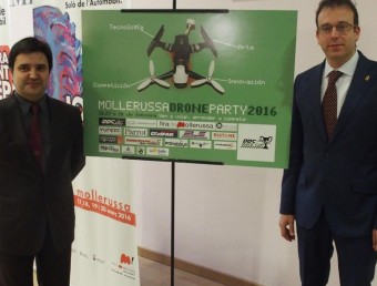 L'alcalde Marc Solsona (dreta), amb el cartell de la Drone Party 2016 FIRA DE MOLLERUSSA