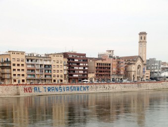 El riu Ebre al seu pas per Tortosa amb el mural antitransvasament JUDIT FERNÀNDEZ / ARXIU