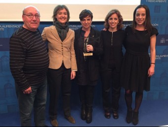 L'alcaldessa de Tiana, Ester Pujol, al centre, amb la ministra de medi ambient, Isabel García Tejerina, i el regidor de Tiana, Xavier Doñate, a l'esquerra de la imatge AJUNTAMENT DE TIANA