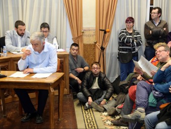 Santaugini, amb barba, a l'esquerra de tot, en el ple de Sant Hilari del 28 de gener M. LL