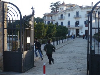 La façana principal de Vil·la Flora amb la reixa de forja de l'entrada i les balconades que hi ha a la part del davant. E.F