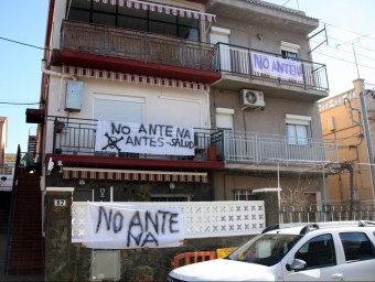 Pancartes contra l'antena de telefonia M. BELMEZ/ACN