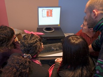 Uns alumnes en un dels tallers de periodisme que professionals col·legiats imparteixen als centres. EPA