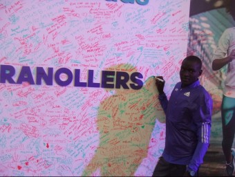 Dennis Kimetto estampa la seva signatura en mur instal·lat en la fira del corredor de la mitja marató de Granollers X.A