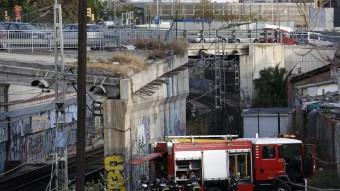 Bombers a la zona on s'ha generat el foc que ha provocat el caos a Rodalies i al metro de Barcelona, prop de Glòries EFE