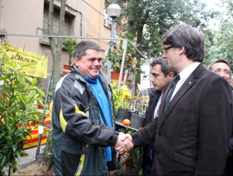 El president de la Generalitat, Carles Puigdemont, saludant un expositor a la Fira de la Candelera de Molins de Rei ACN