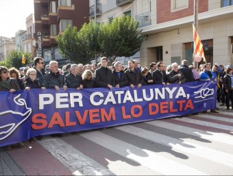 La pancarta que encapçalava la protesta, amb Forcadell, Junqueras, Rull i Mundó, entre d'altres, en primera línia JOSÉ CARLOS LEÓN