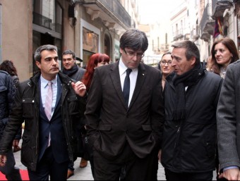 Puigdemont, ahir a Molins de Rei. A l'esquerra l'alcalde, Joan Ramon Casals ACN