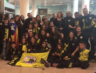 L'equip del Palau va ser rebut per molts seguidors a l'arribada a l'aeroport del Prat