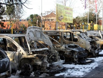 Alguns dels vehicles malmesos per l'incendi ACN