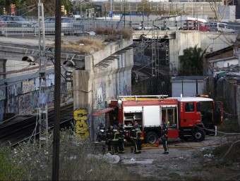 Bombers a la zona on s'ha generat el foc que ha provocat el caos a Rodalies i al metro de Barcelona, prop de Glòries EFE