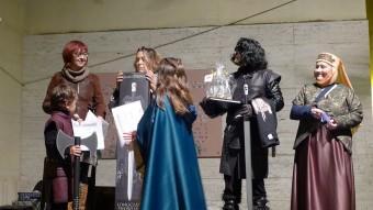 Imatge de l'entrega de premis als personatges més ben representats de Joc de Trons a la primera edició de la Festa de Trons de Canet NURI FORNS