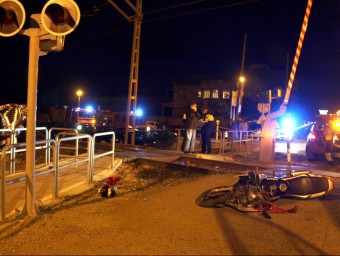 La moto destrossada al costat de les vies després de l'accident que va acabar amb dos ferits O.BOSCH / ACN