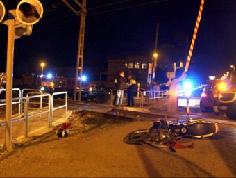 La motocicleta on anaven els dos menors tombada al costat del pas a nivell ACN