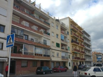 L'edifici, en primer terme, on han detectat l'aluminosi , en el carrer Sant Jordi del barri del Carme de Pineda de Mar T.M