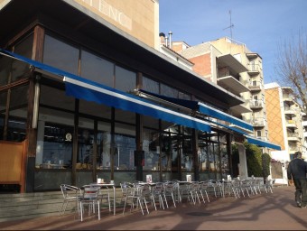 La façana de l'Ateneu Arenyenc des de la terrassa del bar, situat al passeig. E.F