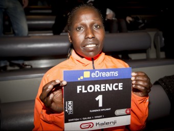 Florence Kiplagat mostra el seu dorsal de la mitja marató de Barcelona ALBERT SALAMÉ