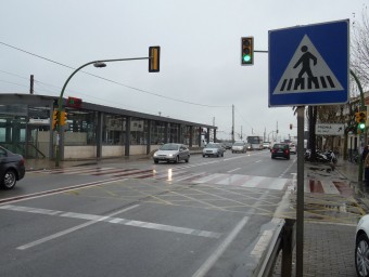 L'estació de tren de Premià de Mar està situada entre l'N-II, al seu pas pel municipi, i la zona urbana. LLUÍS ARCAL