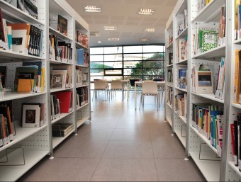 Una sala de la Biblioteca Joaquim Bauxell d'Anglès, que va obrir les seves portes la setmana passada, finalment. JOAN SABATER