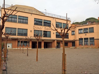 La façana de l'Escoles Fabra situada en el carrer Ferran Fabra, que porta el nom del Marques d'Alella que les va entregar a l'Ajuntament J. RAMOS
