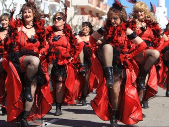 Imatge de la desfilada diürna de carnaval d'Empuriabrava de fa dos anys. LLUÍS SERRAT