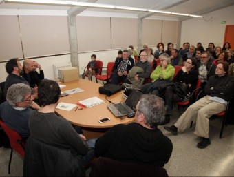 Imatge de la reunió que l'ajuntament i la plataforma opositora a la macrogranja van organitzar ahir vespre. JOAN SABATER