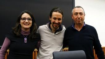 El líder de Podem, Pablo Iglesias, amb Mònica Oltra i Joan Baldoví, de Compromís, durant la reunió d'aquest divendres entre les dues formacions EFE