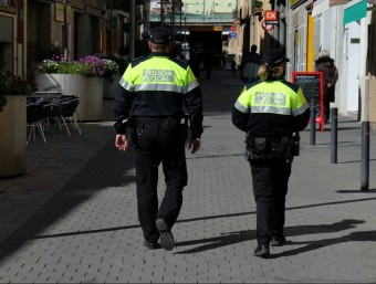 La policia de proximitat patrulla a peu per les zones comercials de Montgat en moto pels barri del municipi i atén les consultes que els fan botiguers i veïns. AJ. DE MONTGAT