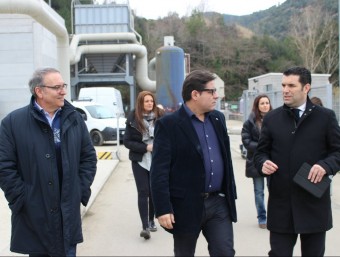 El delegat del govern, Miquel A. Escobar, amb l'alcalde, Xavier Amor (PSC) i el regidor Francesc Horta (CiU) AJ. PINEDA