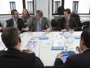 El vicesecretari del PP, Javier Maroto (2n per l'esquerra) i el ministre d'Educació en funcions, Iñigo Méndez de Vigo, durant la reunió per analitzar el pacte d'Estat proposat per Mariano Rajoy EFE
