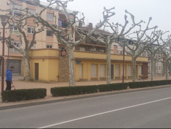 Una imatge de l'edifici de l'antic bar Manix, al Passeig Sant Damià i Cosme, dijous. Al darrere, l'edifici de l'ajuntament de Sils J.F